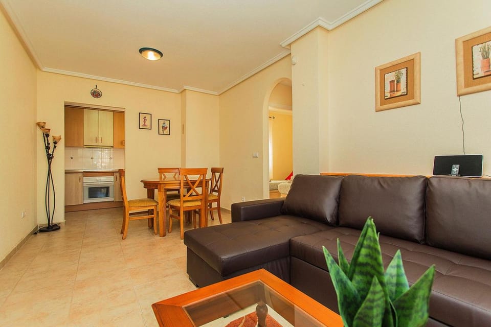 025 Sunny Oasis Apartment - Alicante Holiday Apartment in Torrevieja
