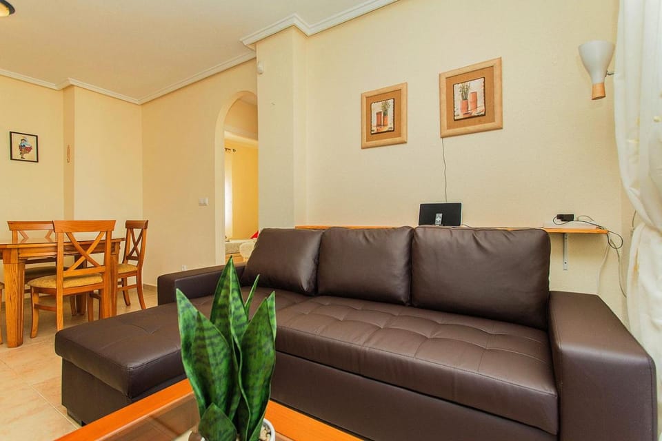025 Sunny Oasis Apartment - Alicante Holiday Apartment in Torrevieja