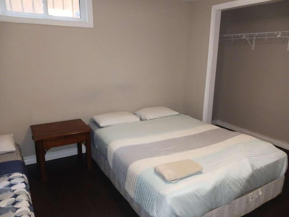 Budget Stay In Heart of Waterloo-Free Wifi-Parking Vacation rental in Waterloo