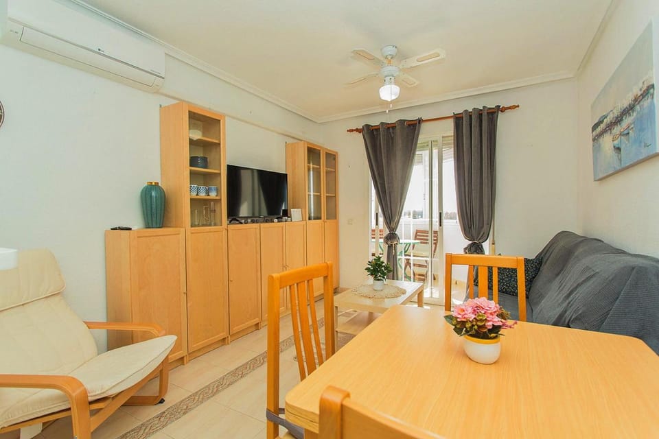 TV and multimedia, Living room, Seating area, air conditioner