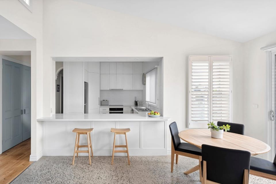 Kitchen or kitchenette, Dining area