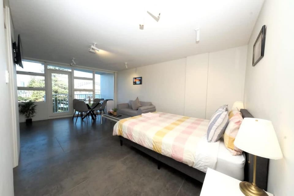 Spectacular Harbour Bridge Views from Lavender Bay Apartment in Sydney