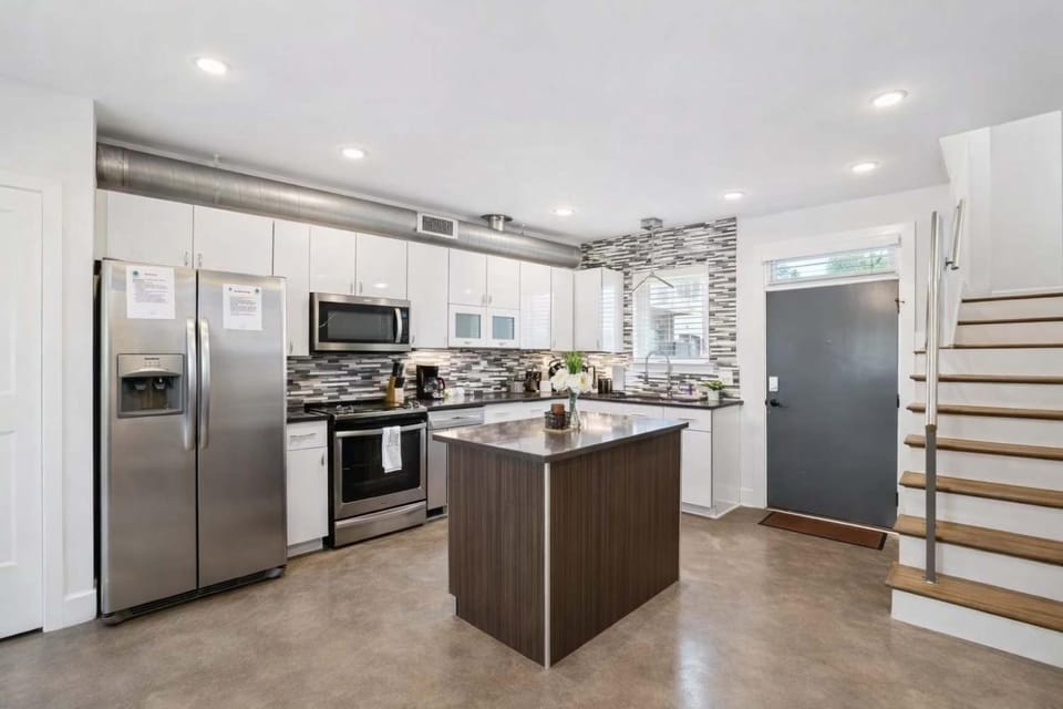 Modern 3-Story Townhome w Rooftop & City Views House in East Nashville