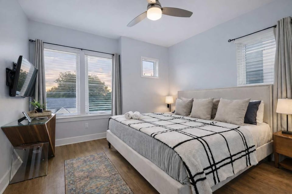 Modern 3-Story Townhome w Rooftop & City Views House in East Nashville