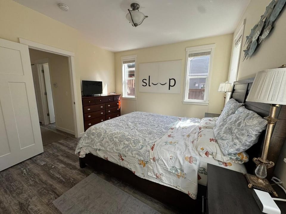 Bed, TV and multimedia, Photo of the whole room, Bedroom, wardrobe
