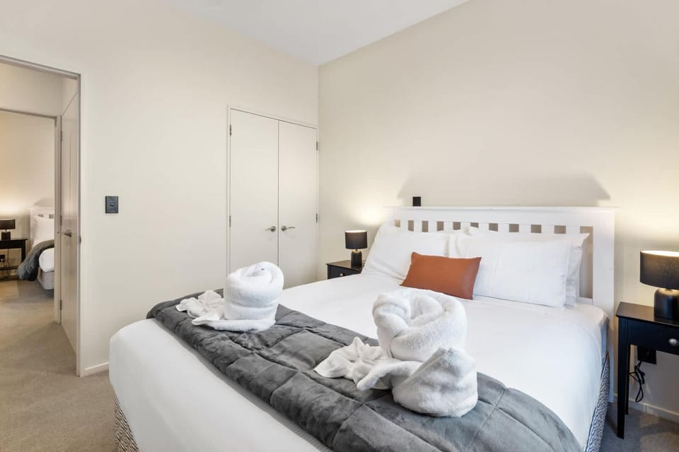 Bed, Bedroom, towels