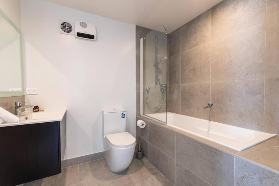 Newly Built Spacious Studio - Lake View Apartment in Queenstown