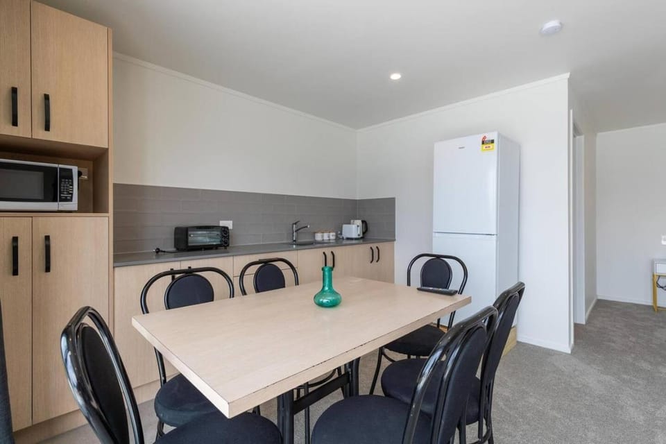 Newly Built Spacious Studio - Lake View Apartment in Queenstown