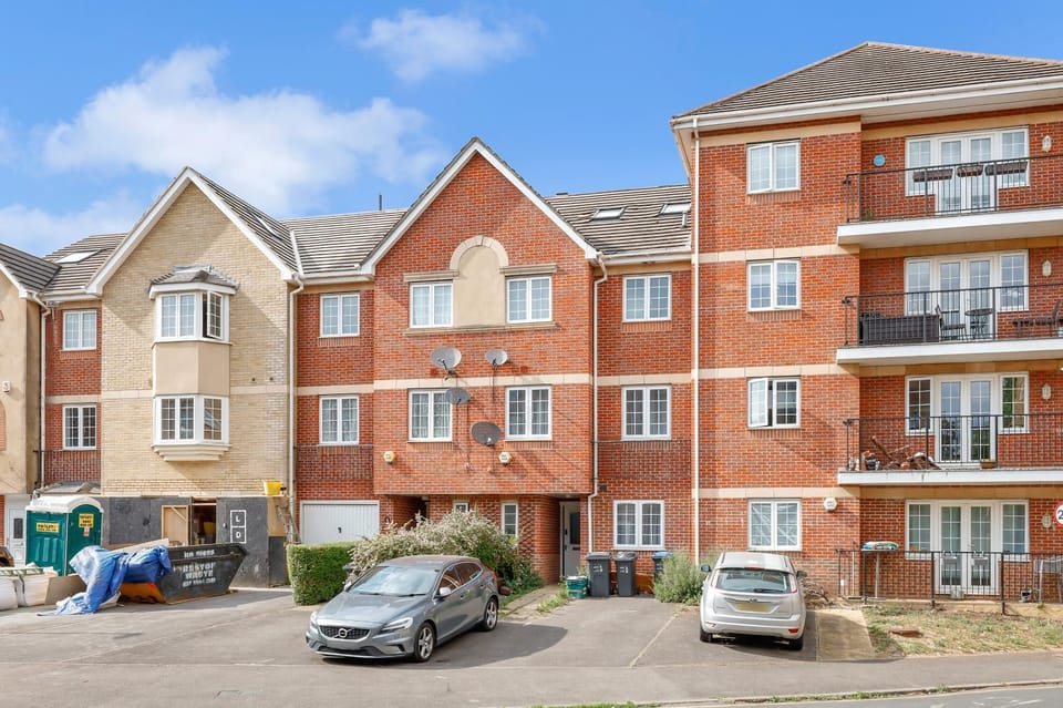 Parkside Studio Retreat, 5 min from station ,R2 Apartment in London