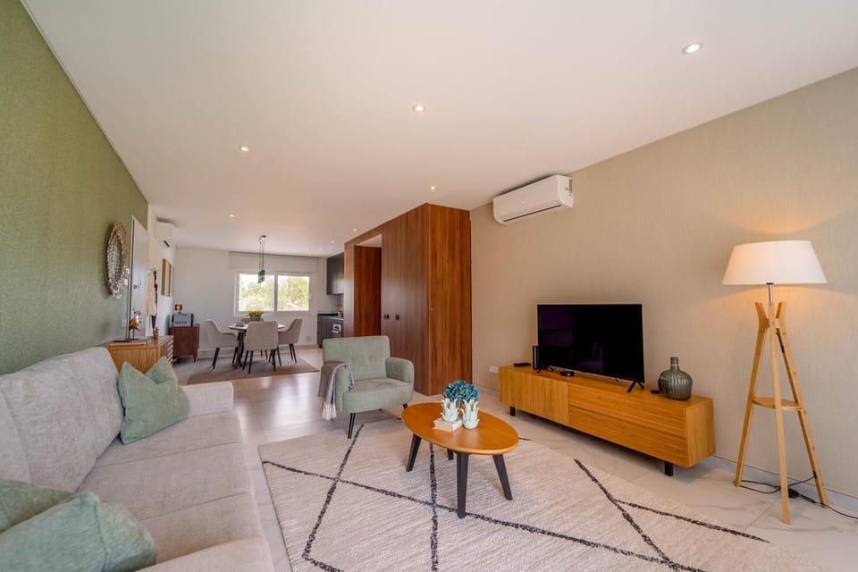 Communal lounge/ TV room, TV and multimedia, Living room, Seating area, air conditioner