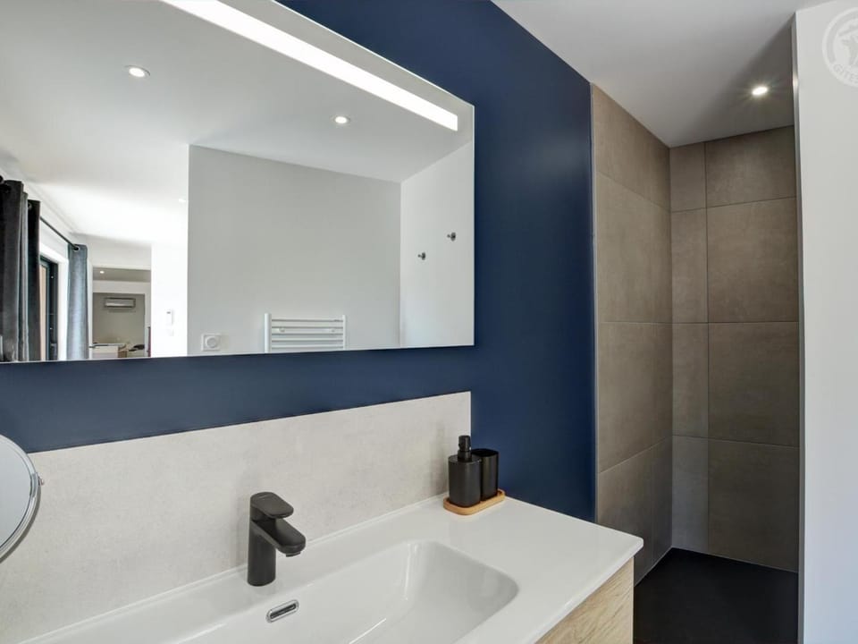 Gîte de charme moderne, 5 suites privées, spa et jardin - FR-1-496-355 House in Auvergne-Rhône-Alpes