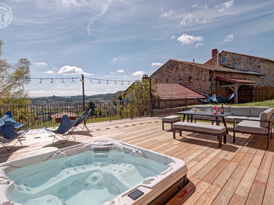 Gîte de charme moderne, 5 suites privées, spa et jardin - FR-1-496-355 House in Auvergne-Rhône-Alpes