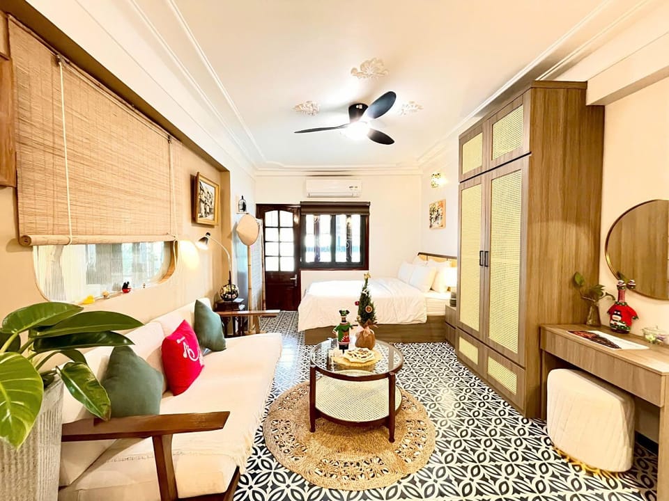 Bed, Living room, Photo of the whole room, Seating area, wardrobe, air conditioner