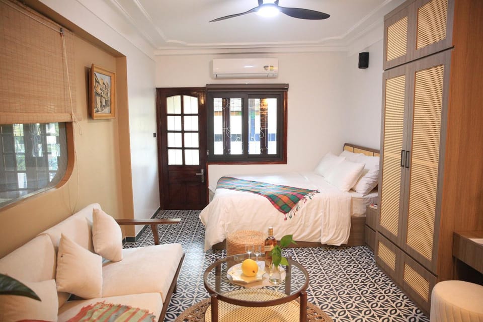 Bed, Living room, Photo of the whole room, Seating area, Bedroom, wardrobe, air conditioner