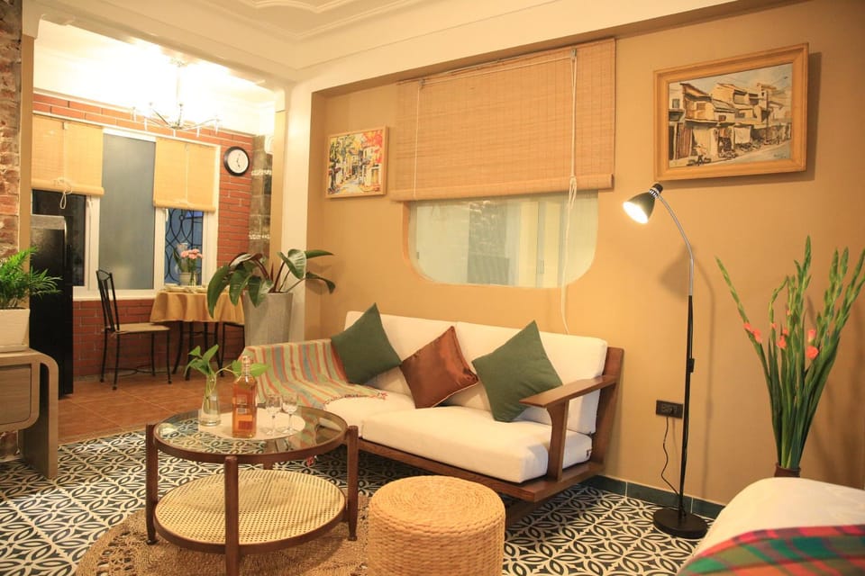 Living room, Photo of the whole room, Decorative detail, Seating area, Dining area