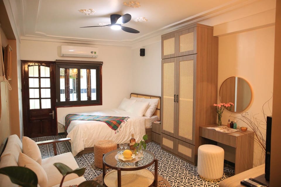 Bed, Living room, Photo of the whole room, Decorative detail, Seating area, wardrobe, air conditioner