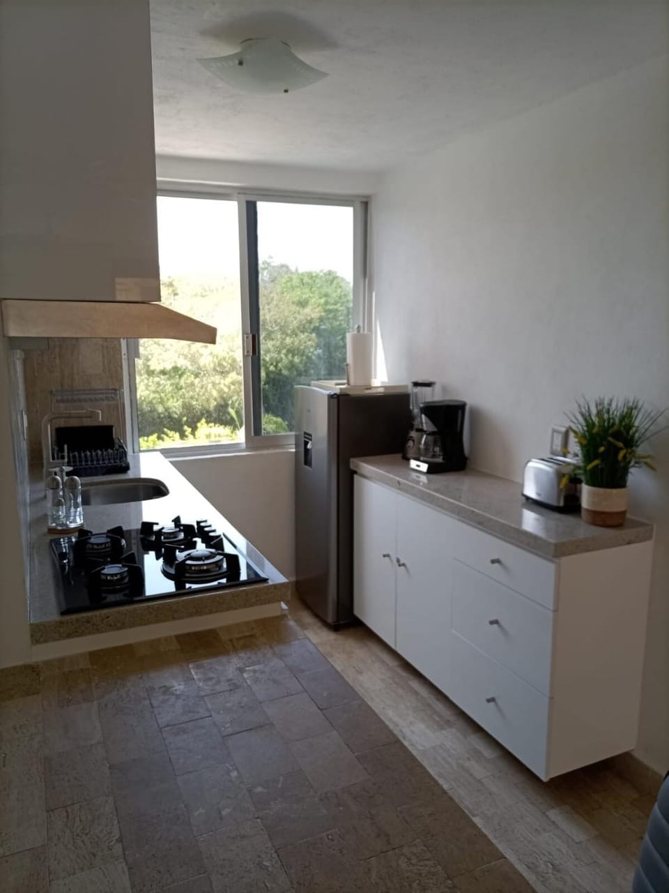 Coffee/tea facilities, Kitchen or kitchenette, stove