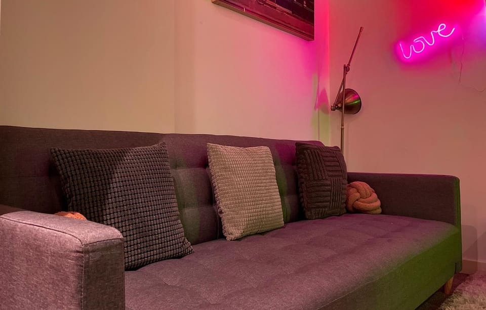 Chic, Central Haven, Games, Balcony Zen, 2BR Apartment in Sheffield