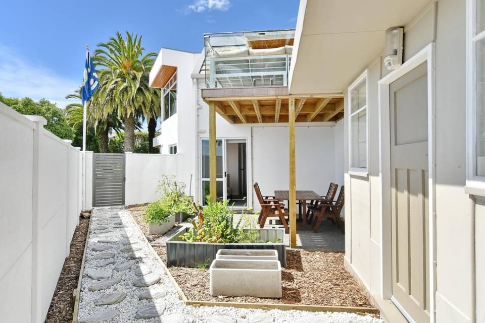 Property building, Patio, Day, Balcony/Terrace, Garden view