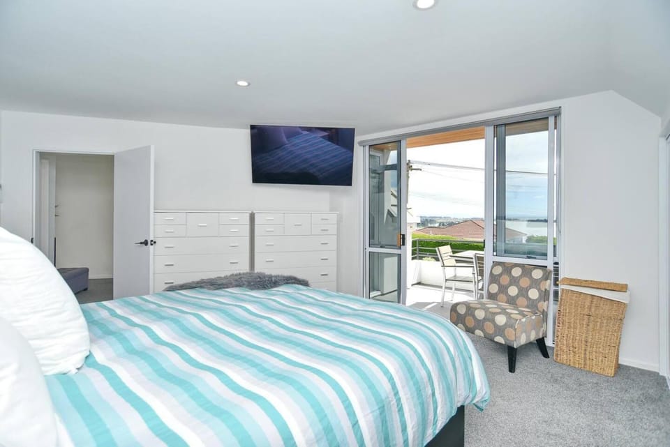 Bed, TV and multimedia, View (from property/room), Seating area, Bedroom