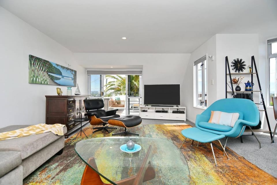 TV and multimedia, Living room, Seating area, Evening entertainment
