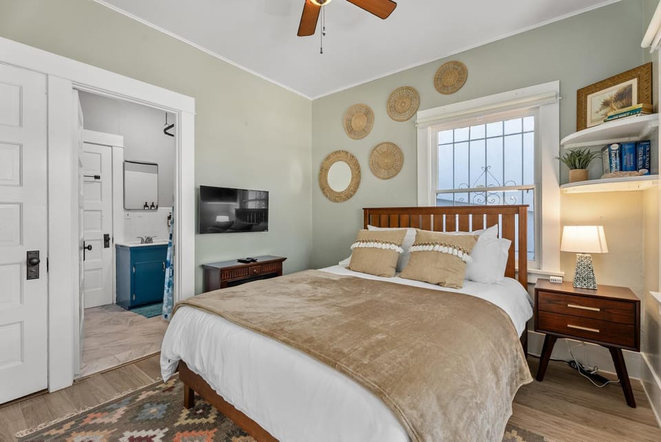 CozyVibeStay King Bed Parking Walk to Beach House in Long Beach