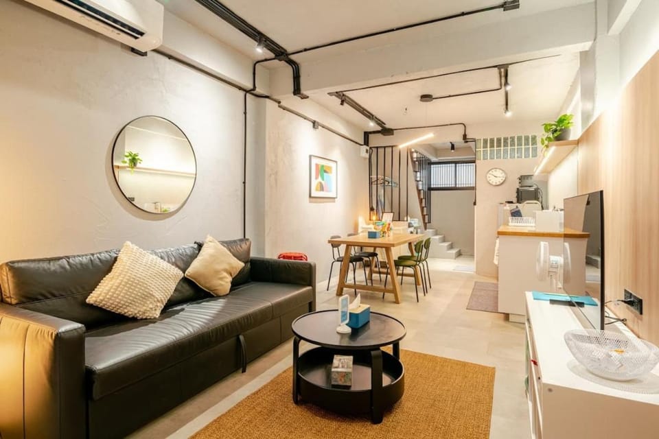 TV and multimedia, Kitchen or kitchenette, Living room, Seating area, Dining area