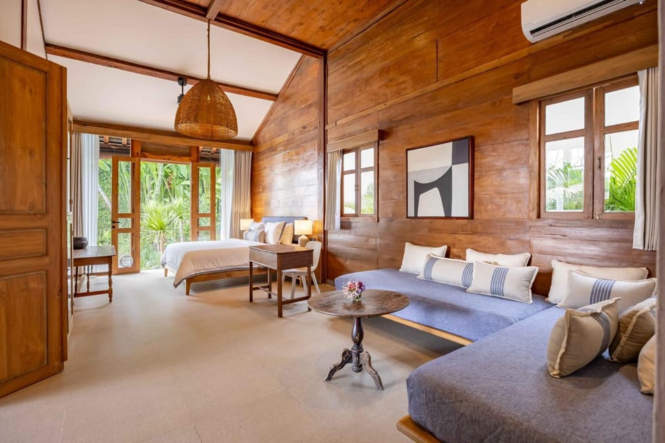 Photo of the whole room, Seating area, Bedroom