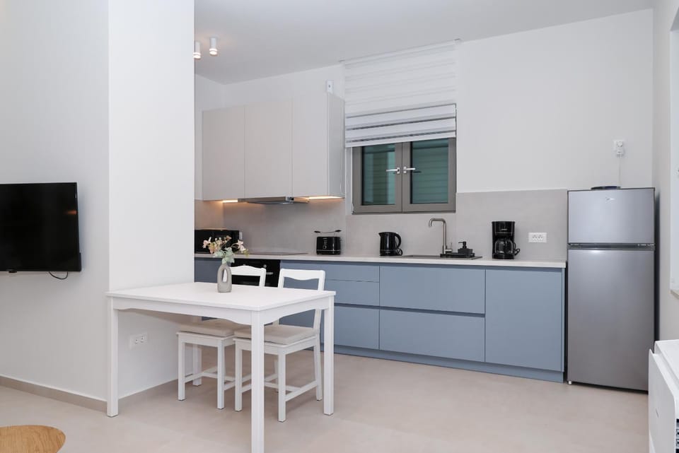 TV and multimedia, Coffee/tea facilities, Kitchen or kitchenette, Dining area, oven, stove, toaster