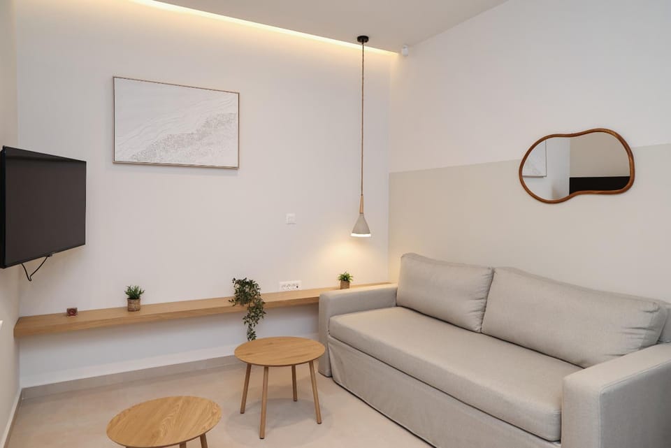 Property building, TV and multimedia, Living room, Seating area, internet