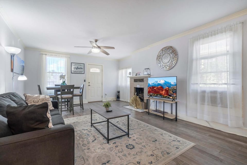 Uintah Cottages Urban Mountain Charm Dog-Friendly House in Colorado Springs