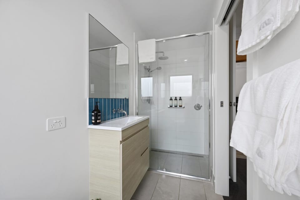 Shower, Bathroom, towels