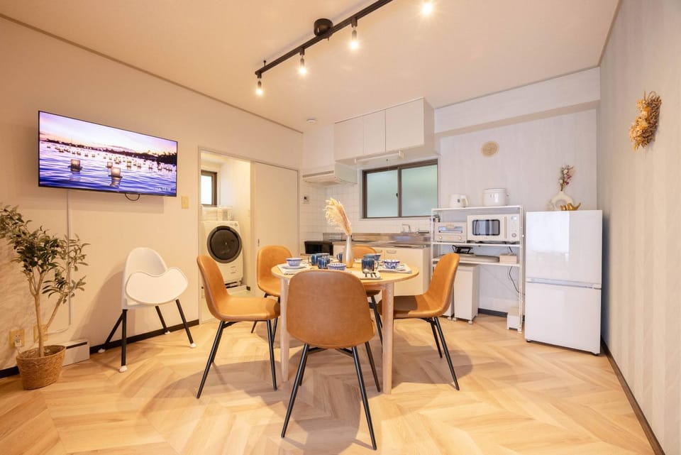 TV and multimedia, Kitchen or kitchenette, Dining area, microwave, stove, toaster
