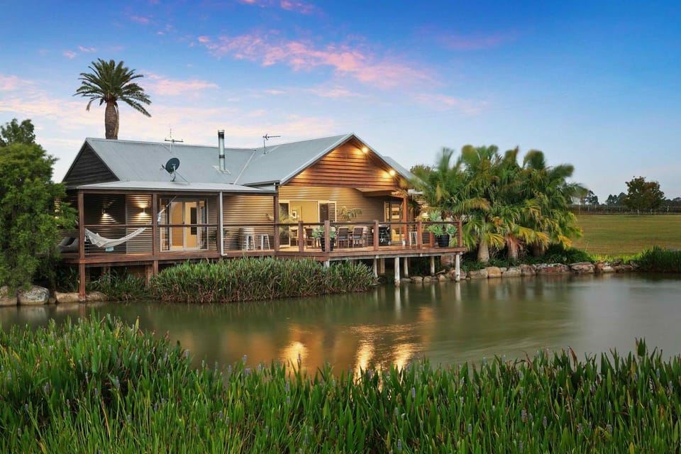 Lilies Lakeside Spa Villa - 1 Bedroom Villa in Keinbah