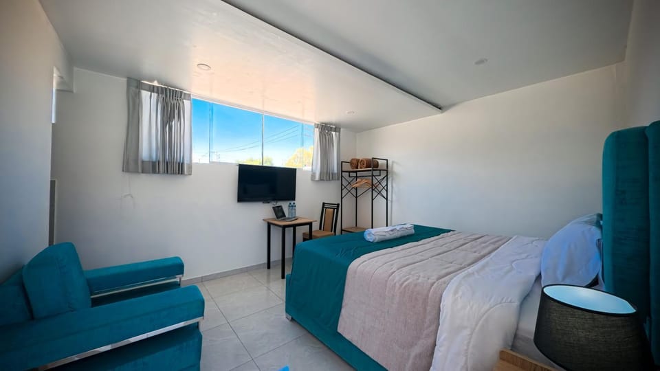 Bed, TV and multimedia, Photo of the whole room, Bedroom