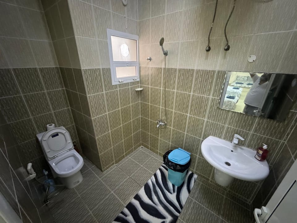 Shower, Toilet, Bathroom, bidet, towels