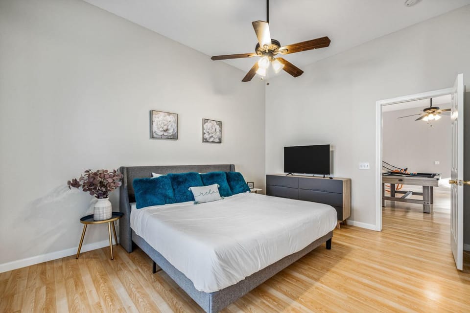 Bed, TV and multimedia, Photo of the whole room, Bedroom