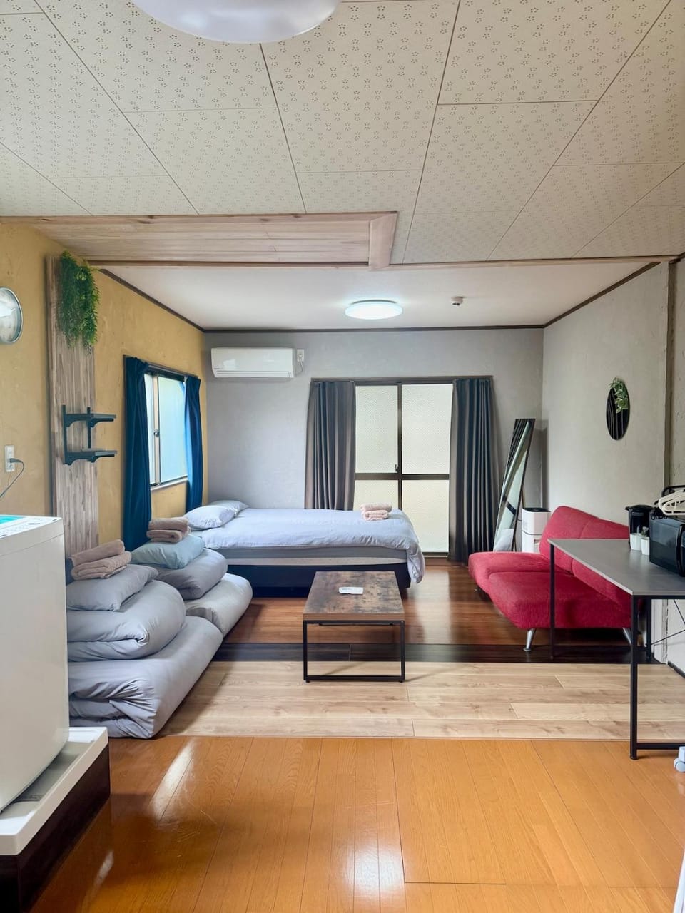 Bed, Living room, Photo of the whole room, Seating area, Bedroom