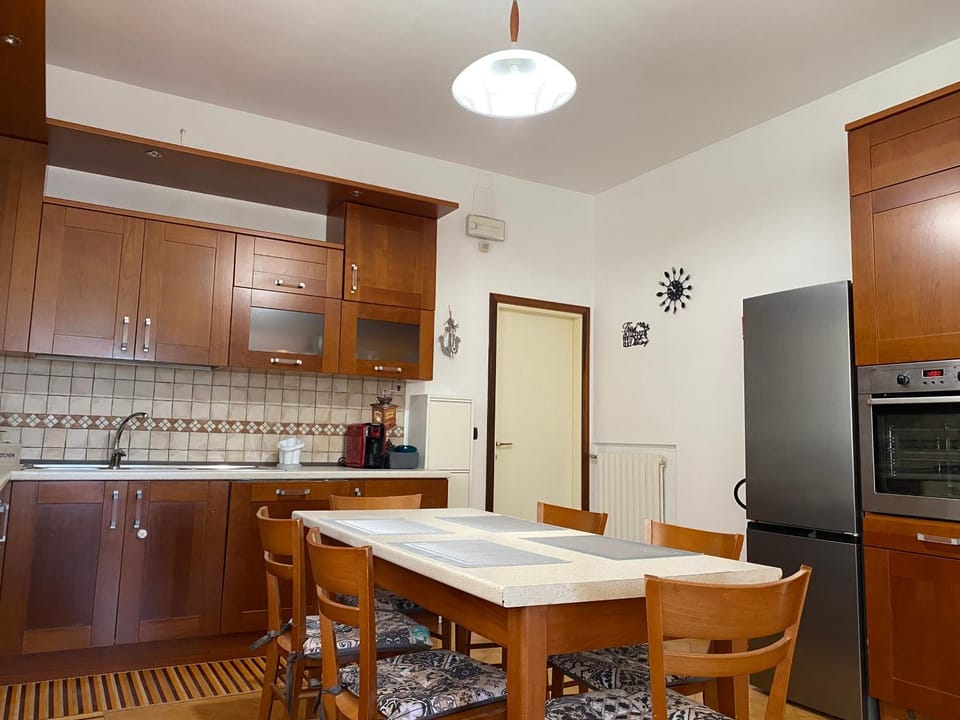 Dining area, kitchen