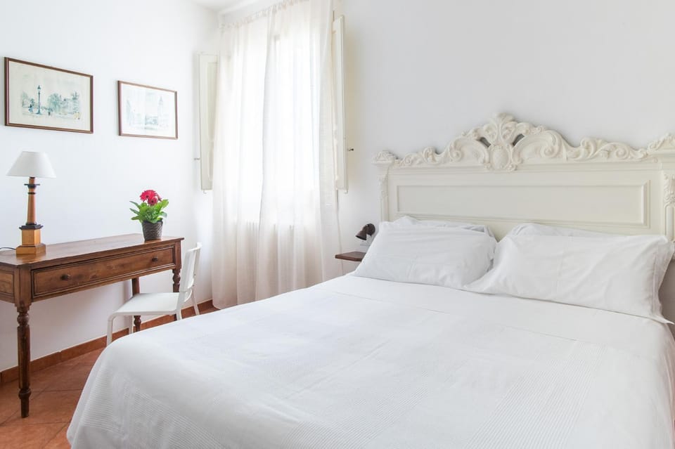Bed, View (from property/room), Photo of the whole room, Decorative detail, Bedroom