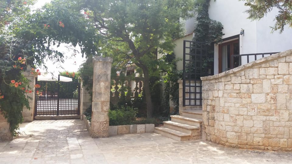 Facade/entrance, Day, Decorative detail, Garden view