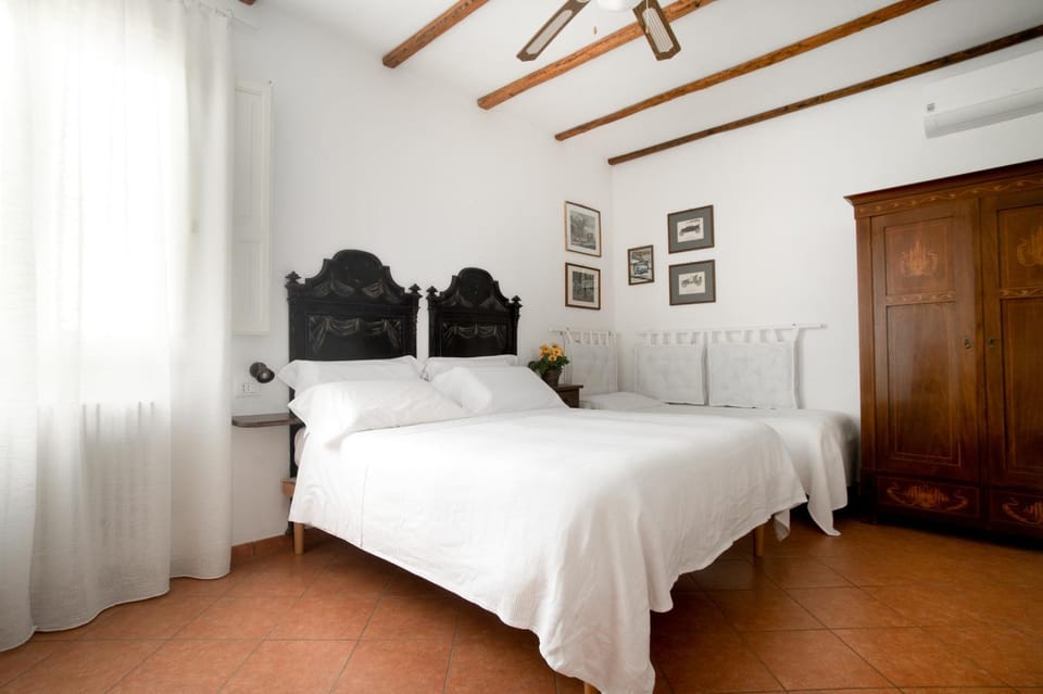 Bed, Photo of the whole room, Bedroom, fireplace, wardrobe, air conditioner