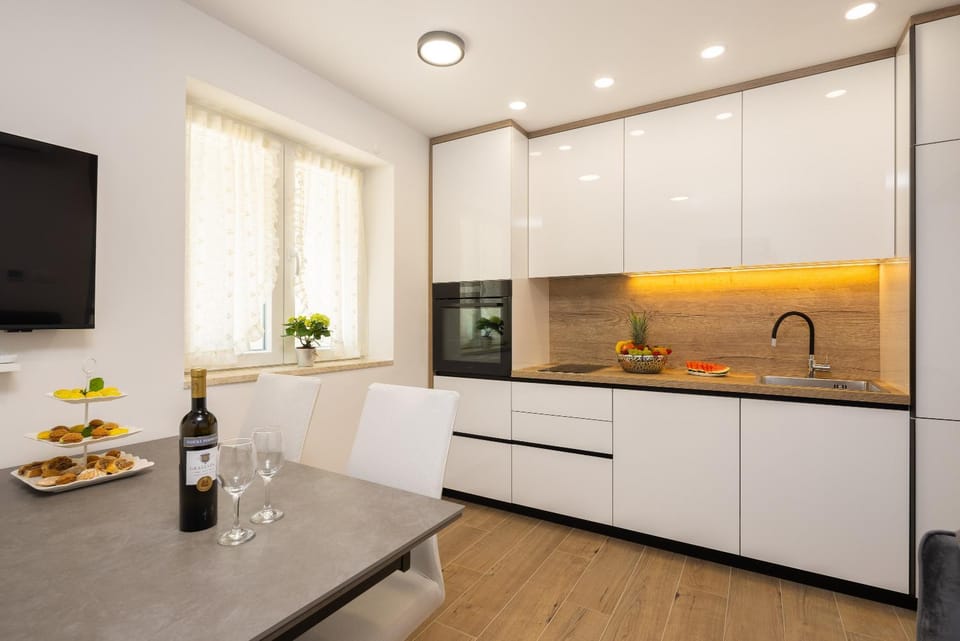 Kitchen or kitchenette, Food and drinks, Dining area, oven, stove, kitchen