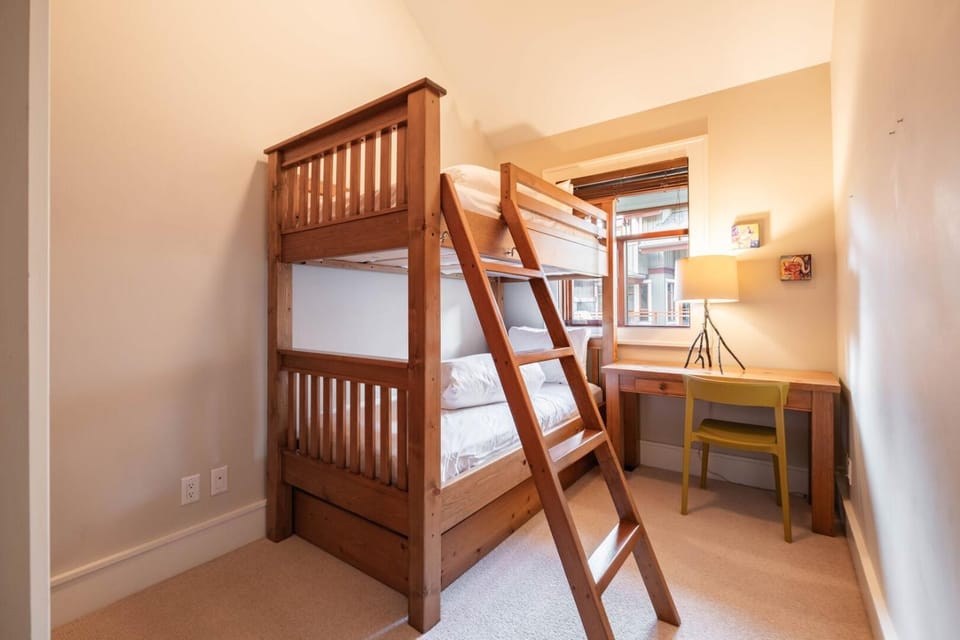 Bedroom, bunk bed