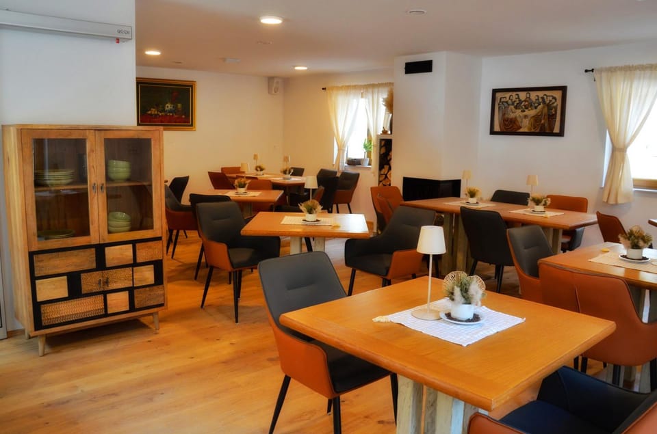 Restaurant/places to eat, Seating area