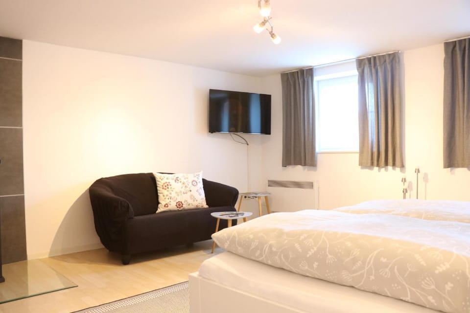 Bed, TV and multimedia, Photo of the whole room, Seating area