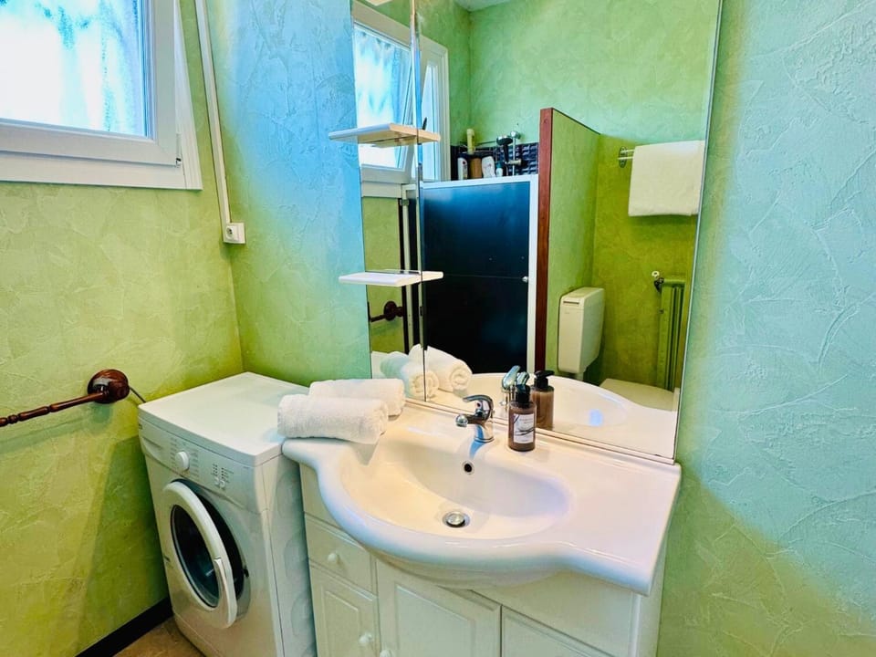Bathroom, washing machine