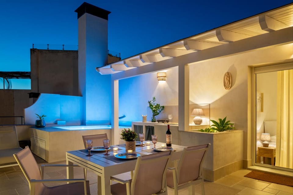 Patio, Off site, Night, Balcony/Terrace, Dining area, Pool view, Swimming pool, Swimming pool, Drinks, internet