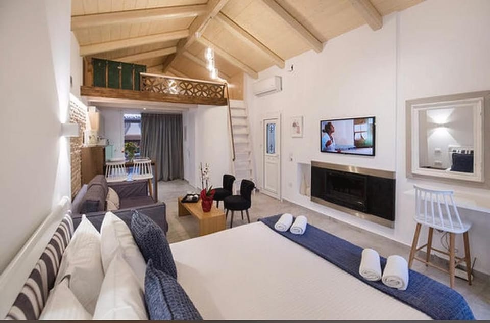 Bed, TV and multimedia, Living room, Seating area, Bedroom