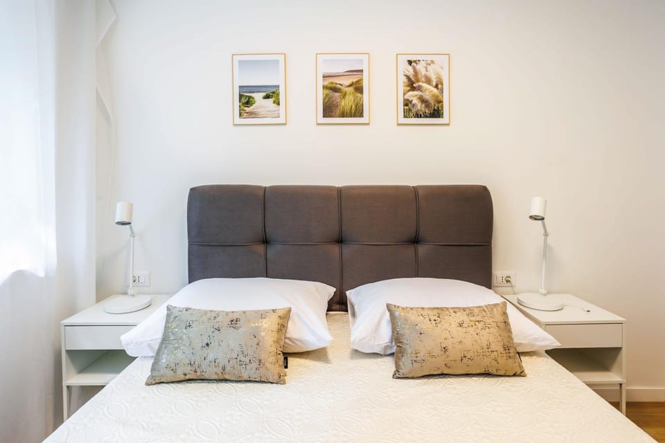 Bed, TV and multimedia, air conditioner
